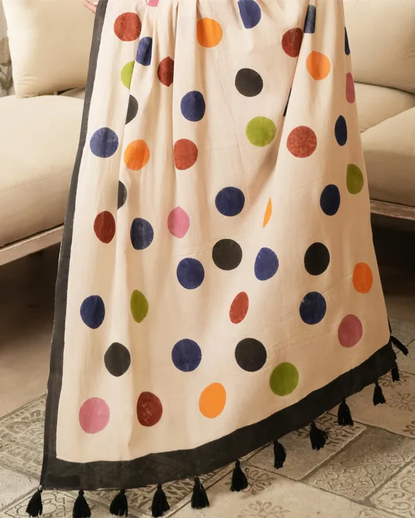 Ivory_Cotton_Color_Polka_Dot_Printed_Mul_Saree_With_Tassels_For_Women